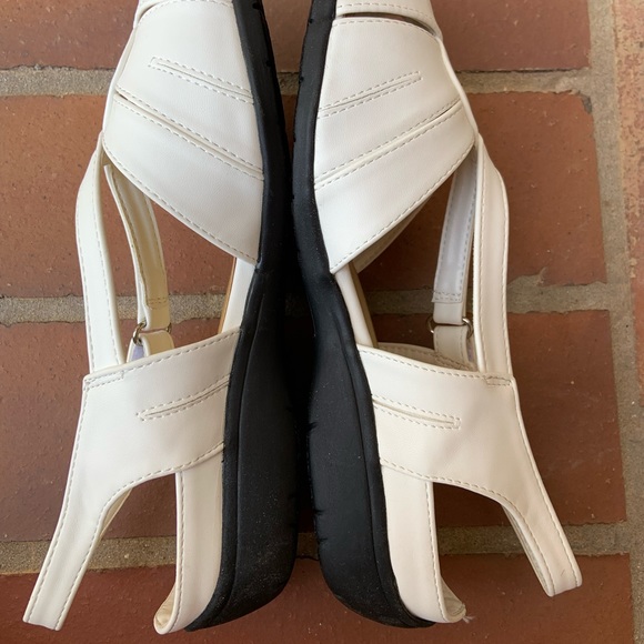 Classique White Vegan Leather Sandals - Picture 5 of 9